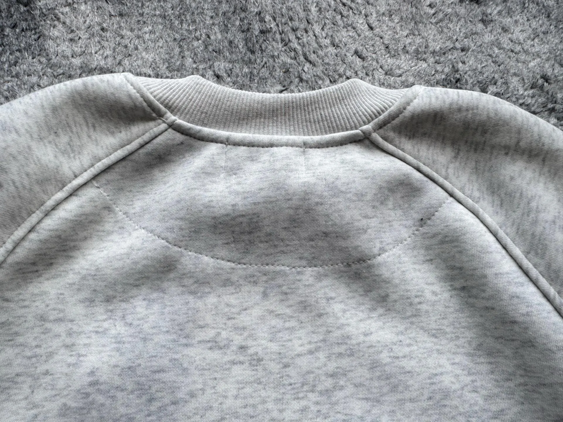 P220 Polo Ralph Lauren FW25 solid color embroidered logo sweatshirt. A sweatshirt is absolutely indispensable for the lazy feeling in autumn⛸️Ralph Luaren. The core is casual and relaxed, and the exterior is an American silhouette. It has a boyish laziness in place. It is unobtrusive but looks more timeless. 🕶️ The large drop shoulder version looks casual and fashionable. Wear it alone in spring and autumn or layer it in winter. It is completely a long-term sweatshirt in the wardrobe🫶🏻 Size Length Sleeve Length Bust M 63.5 80.5 130 L 65 82 134 XL 66.5 83.5 138